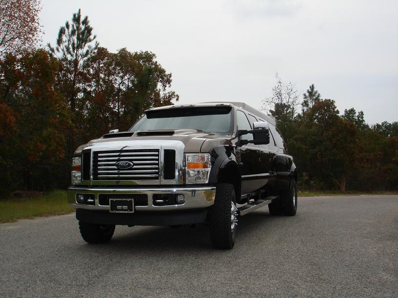 福特f550房车有着大气厚重的外观设计,车长9100, 宽2590, 高3450 (mm)