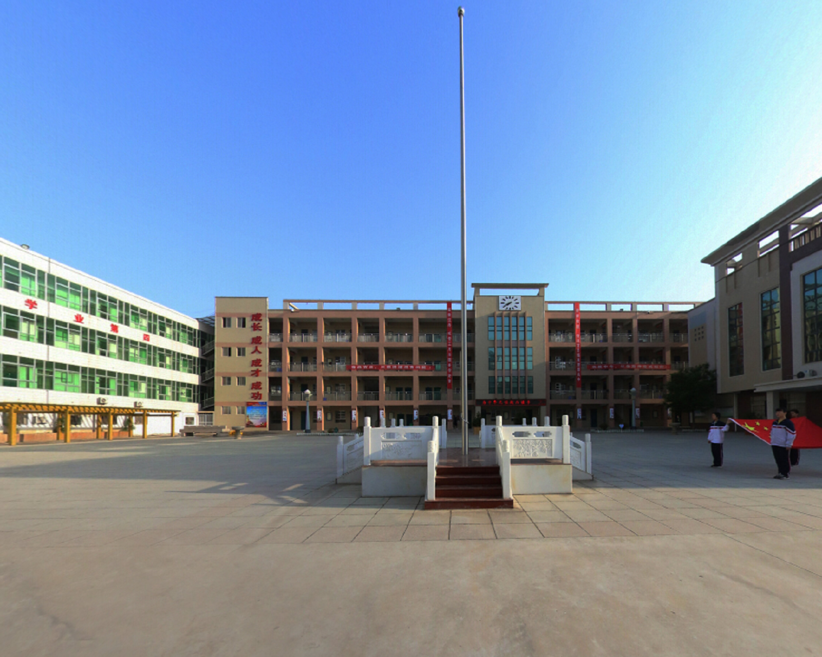  p>城关中学是陕西省大荔县城关镇规模最大的一所省级示范初中,学校