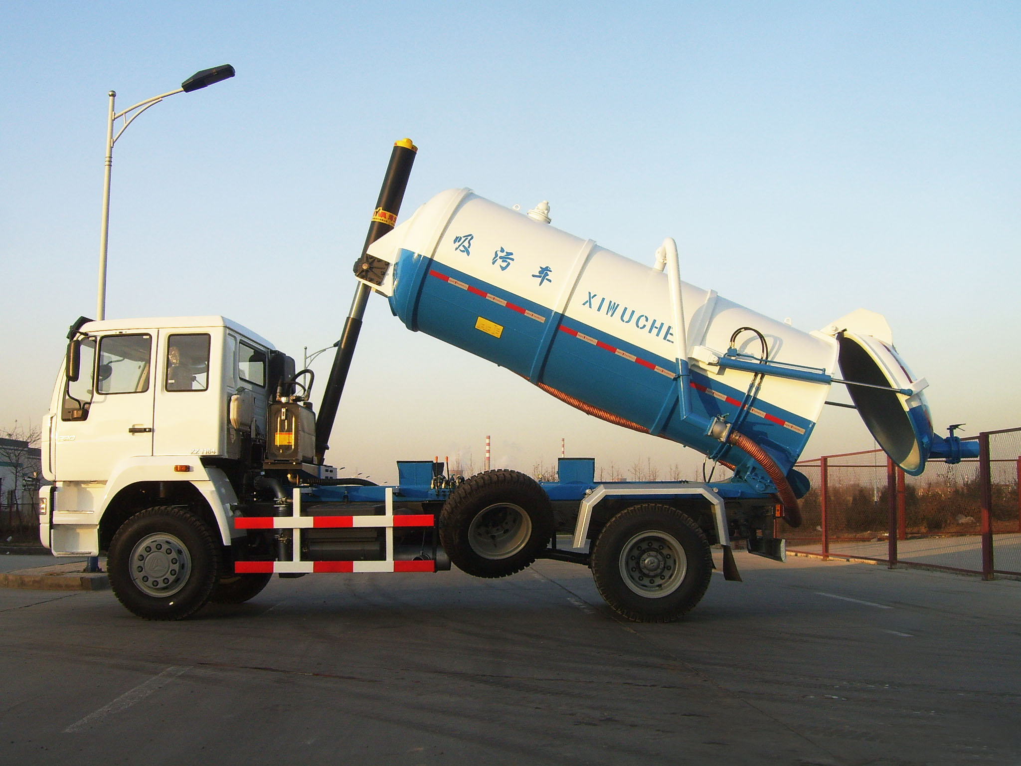  p>吸污车(suction sewage truck)吸污车是收集,中转清理运输污泥