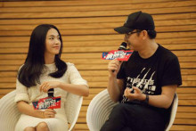 图为姚晨、陆川接受访谈时情景