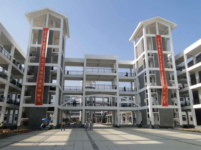 data-id="gnbaymhq33">贵州省江口中学创建于1942年,位于贵州省铜仁市