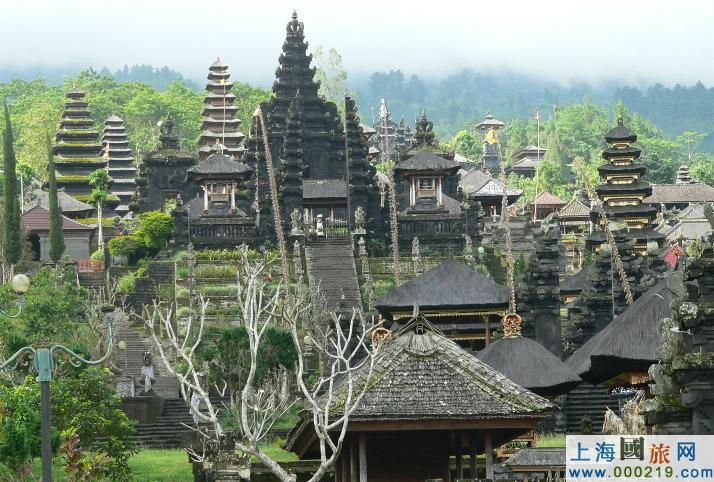 布撒基寺(besakih)位于巴厘岛的东北部,海拔