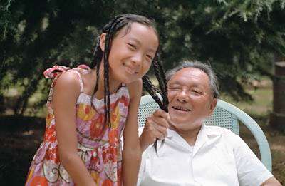 <p>邓小平与外孙女棉棉