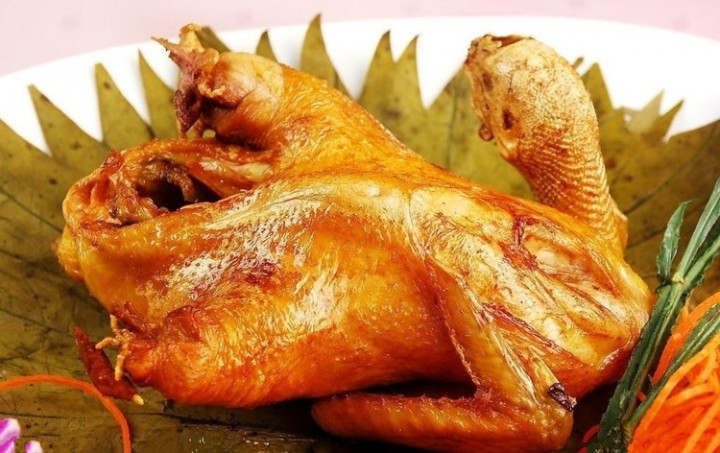  p>叫花鸡又称常熟叫化鸡,煨鸡 b>, /b>是江苏省常熟市的一道传统名菜