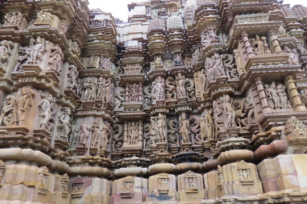  p>石窟寺 i>(grotto temples) /i>是指就着山势,从山崖壁面向内部