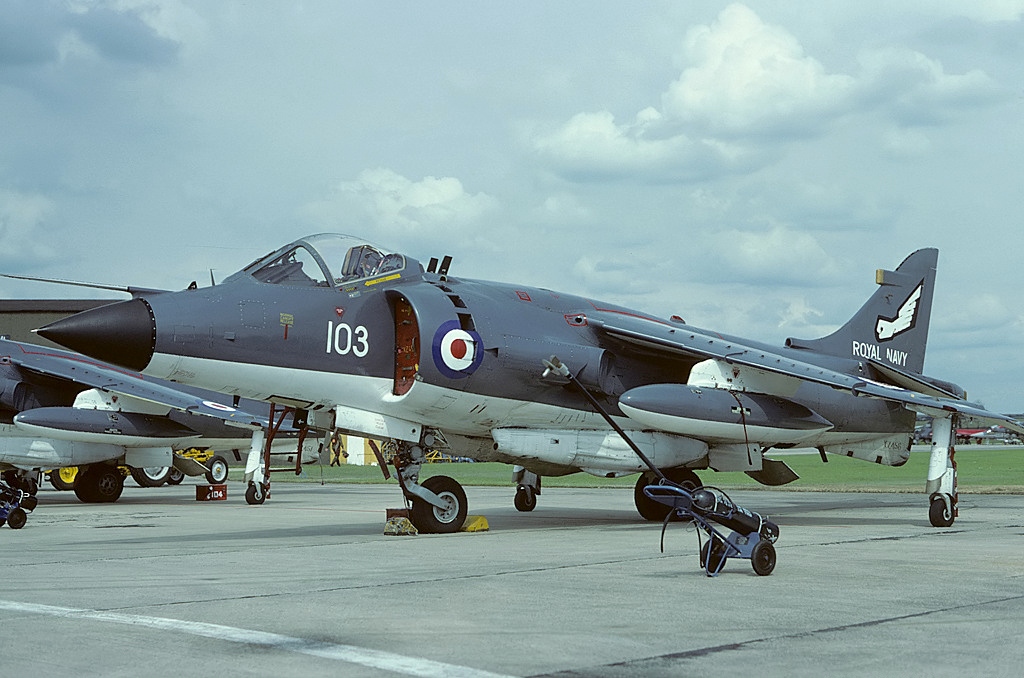 p>鹞式战斗机(英文: b>harrier jet /b>),是由 a target="_blank"