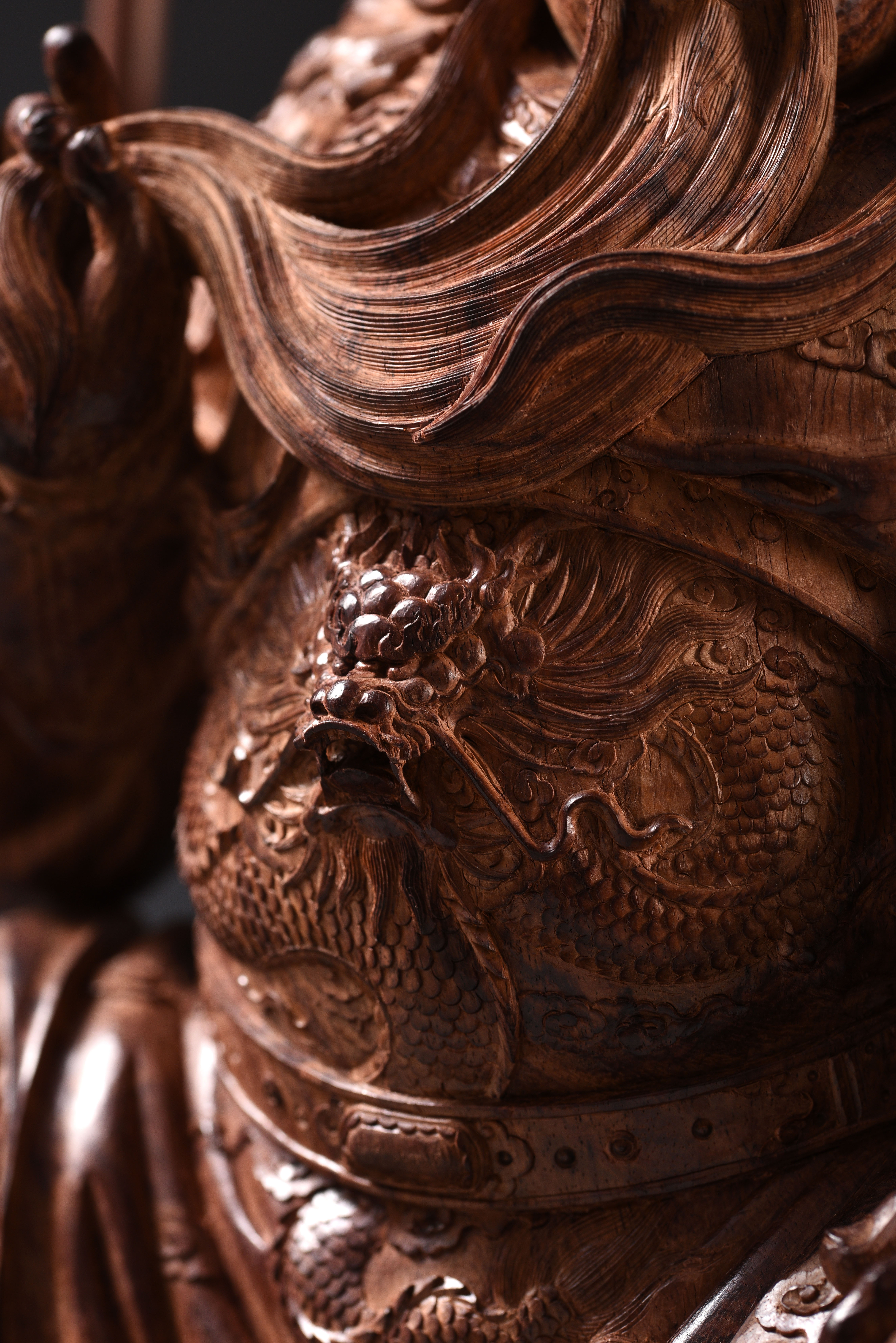 1974年出生于福建省仙游县,十八岁开始学习木雕艺术,先后多次到专业