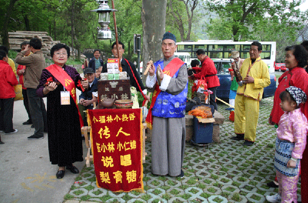 小热昏,又名"小锣书",俗称"卖梨膏糖的",是广泛流行于<a href="#"