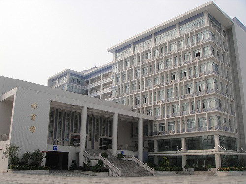  p>中山市濠头中学创办于1944年,是广东省一级学校,广东省国家级示范