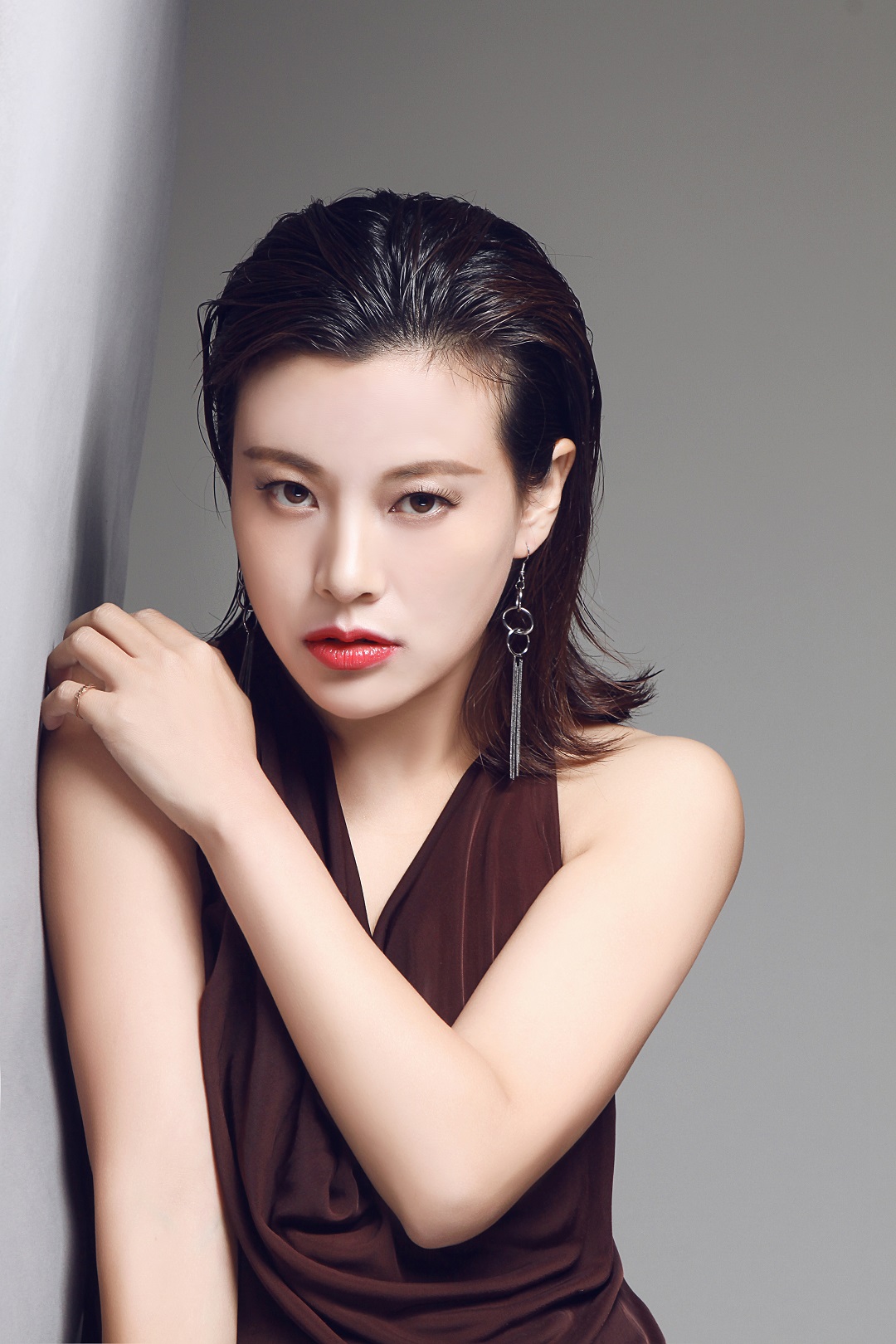  p>郝文婷,4月11日出生于山西省,中国内地女演员,毕业于山西大学.