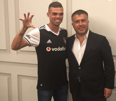 加盟贝西克塔斯（左）