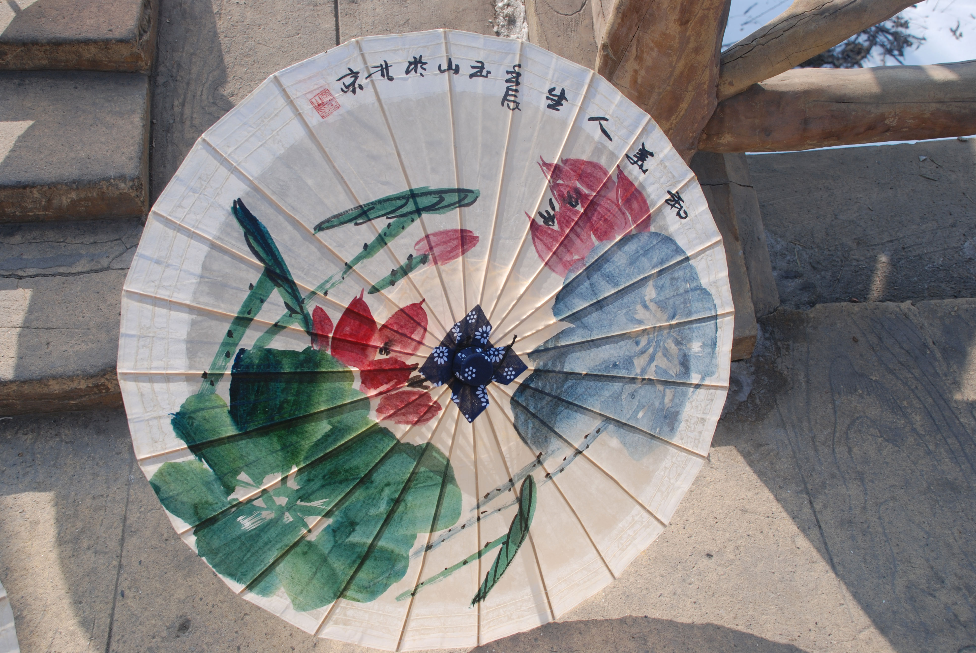  p>油纸伞是汉族传统工艺品之一,作为起源于中国的一种纸制或布制伞