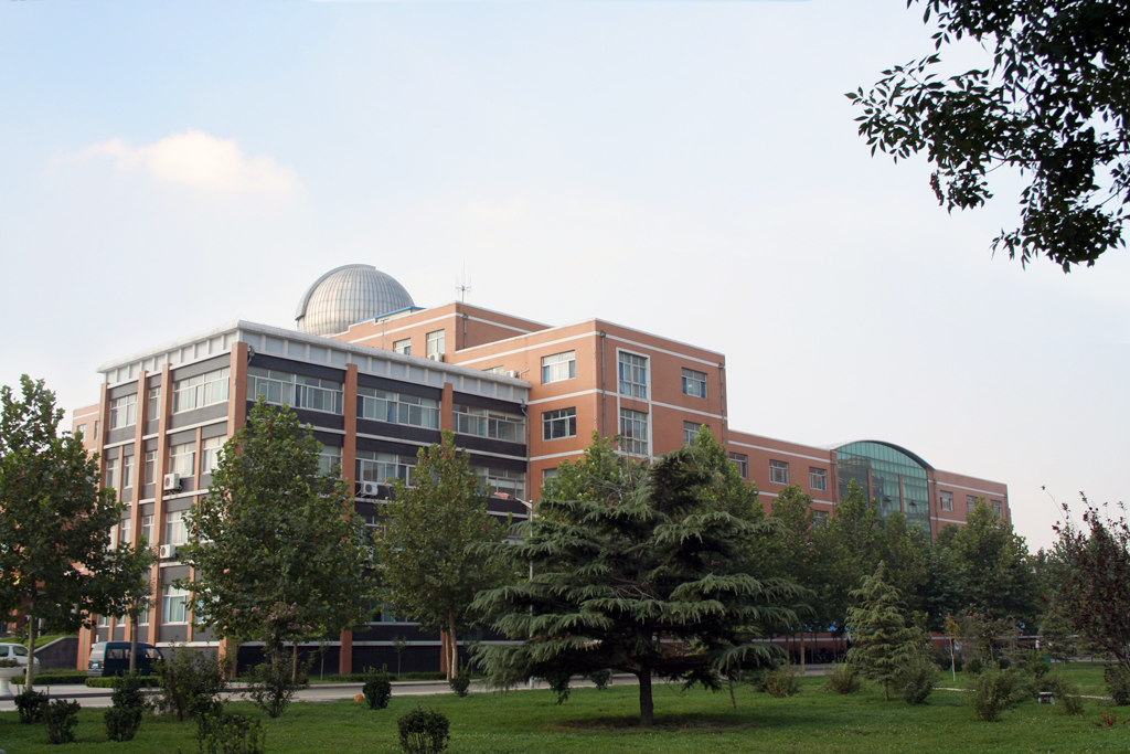 寿光现代中学位于山东省寿光市弥河西岸,1999年7