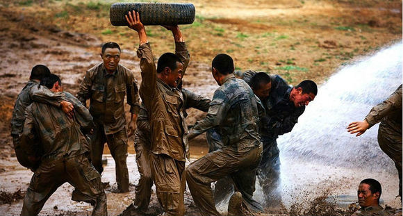  p>济南军区"雄鹰"特种大队是一支集特种侦察,特种作战于一体,编制