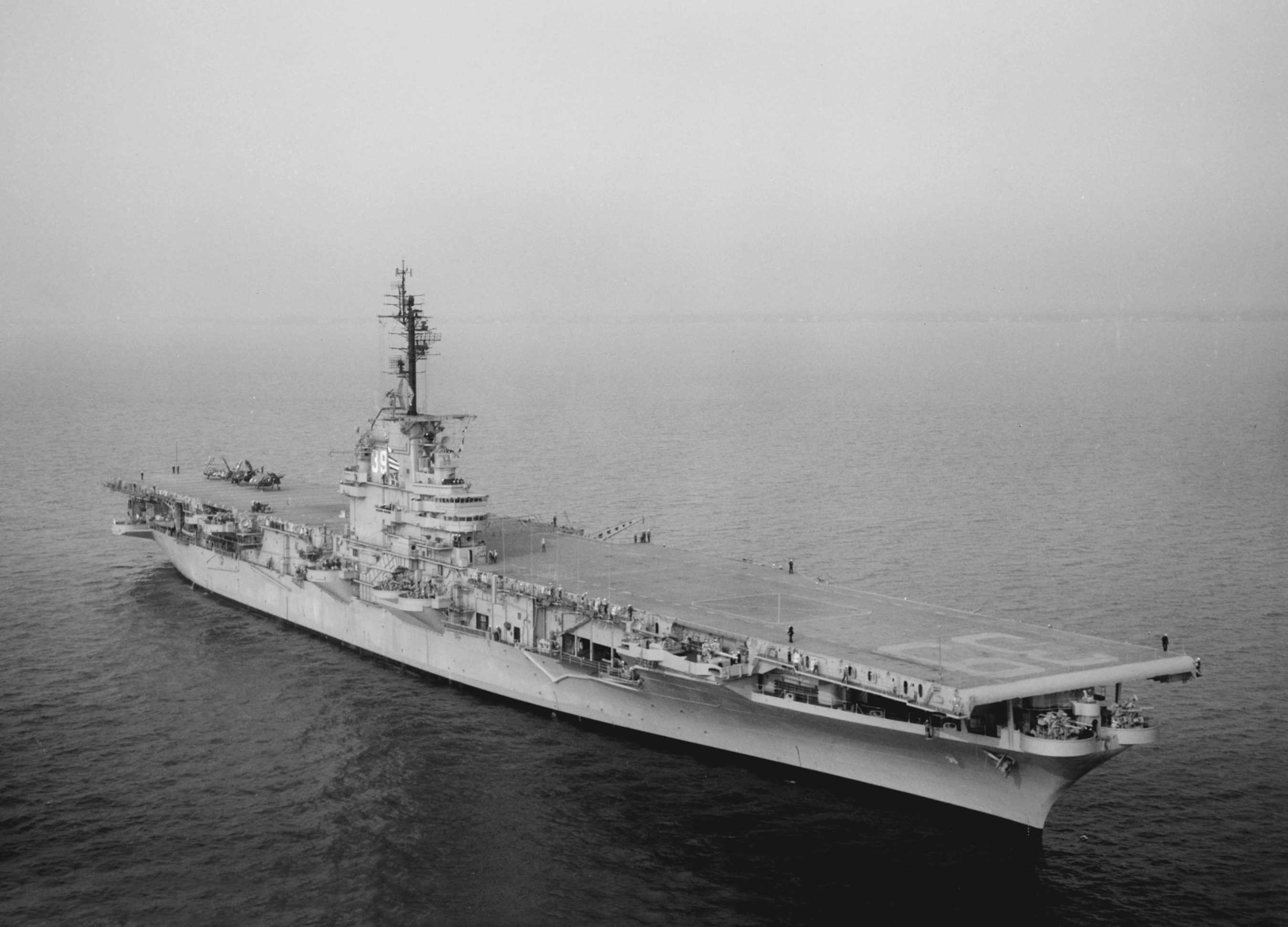 美国埃塞克斯级航空母舰