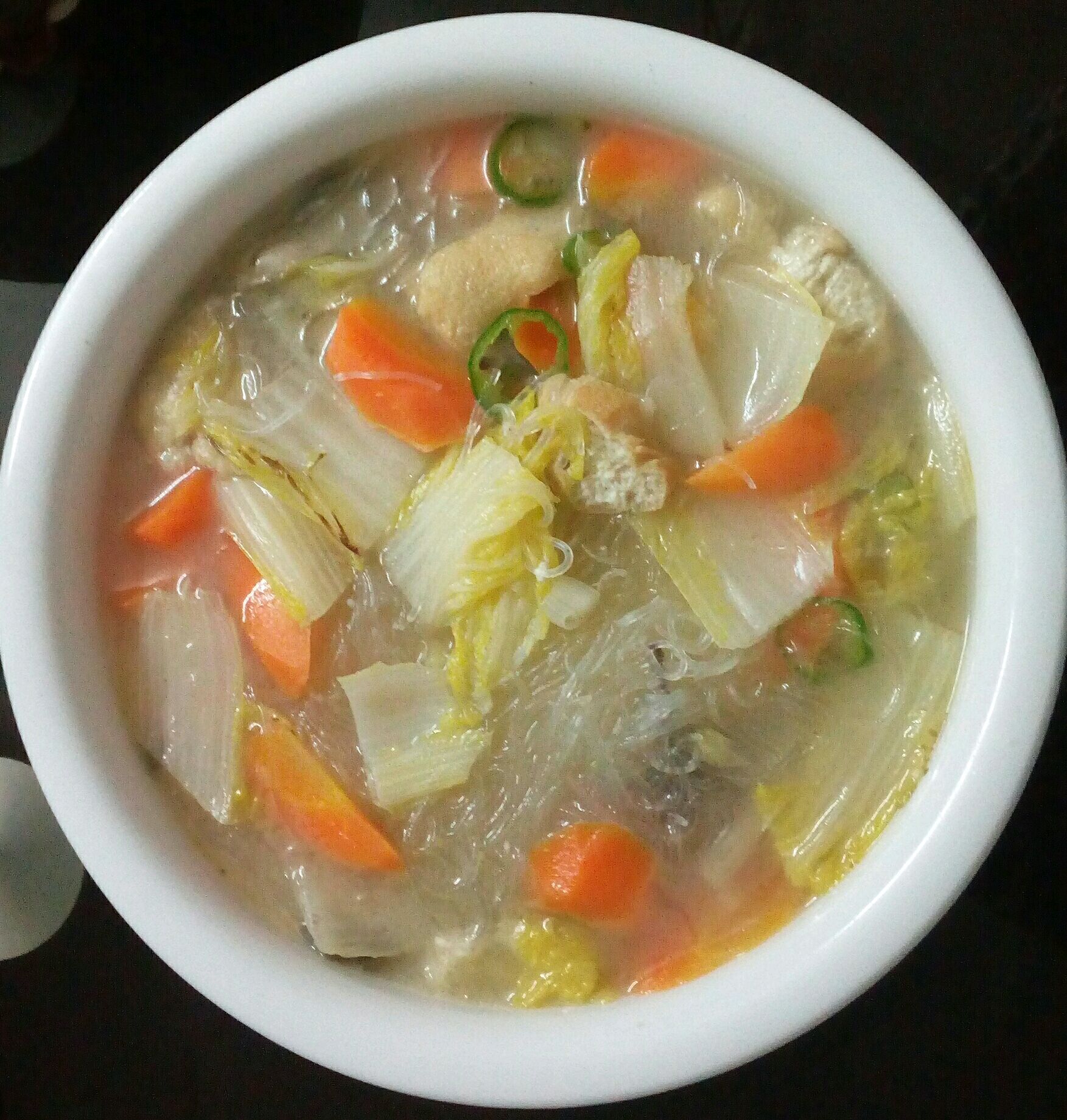 ">白菜 /a>粉丝汤是由白菜等为主要食材做成的一道菜品,属于家常菜,是