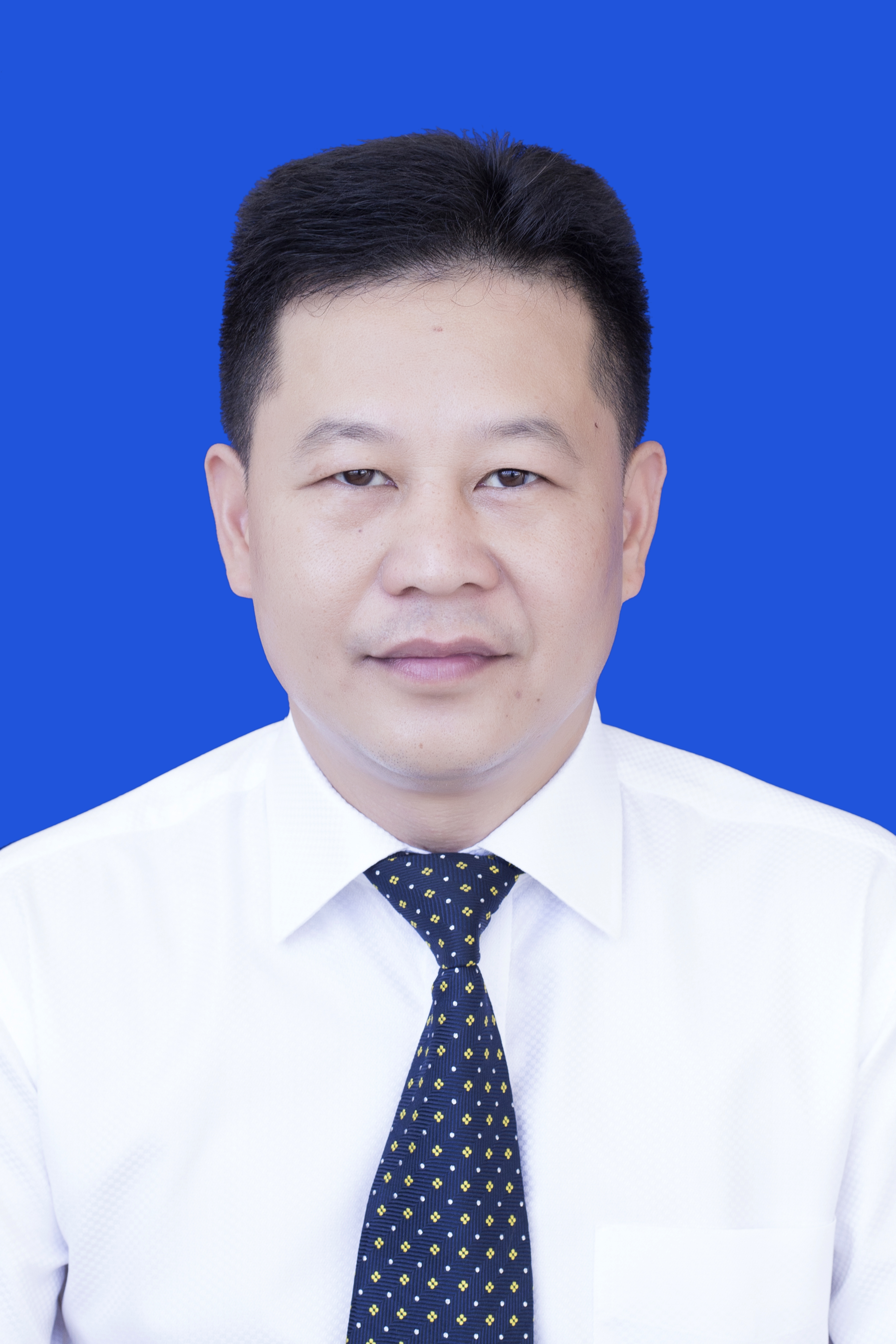 王晓,男,壮族,1968