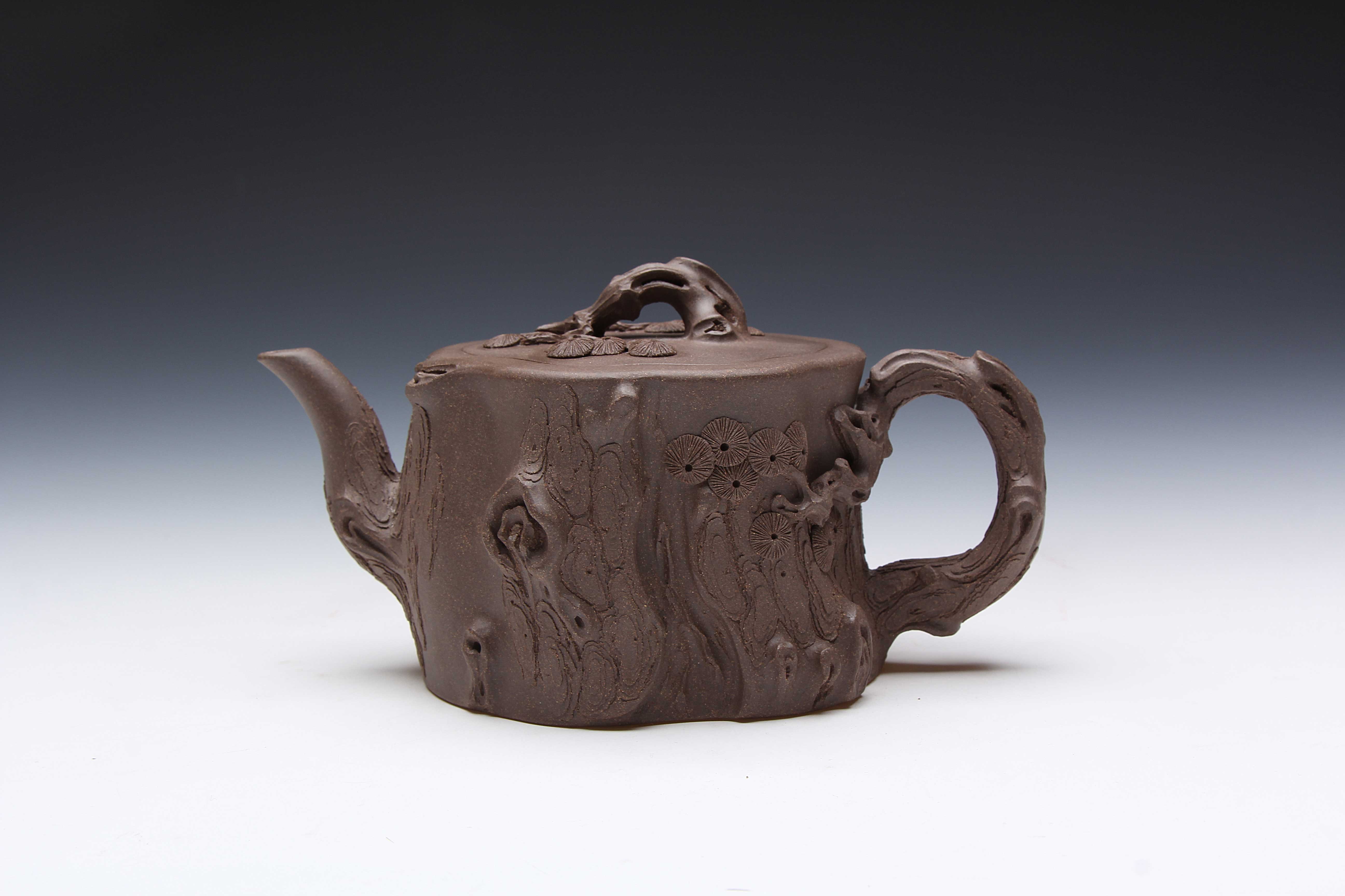 男,紫砂陶瓷艺人,紫砂名人,创办"王旭紫砂工作室",参与首届中国好艺术