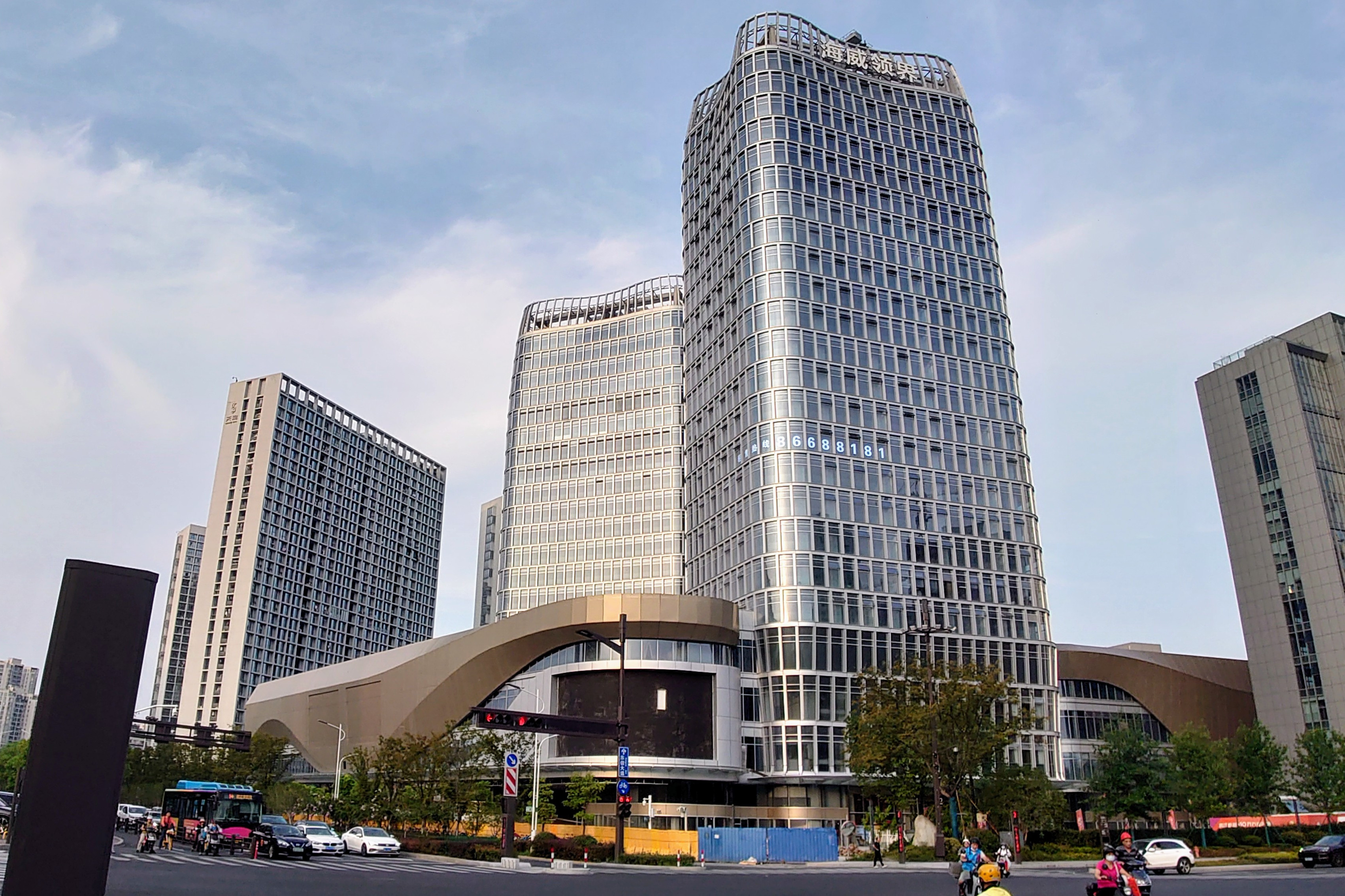 class="ref" data-ctrid="tgl2islduhvp">海威领界位于杭州市滨江区