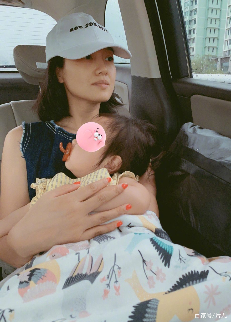 朱丹被曝已怀二胎，带女儿现身机场，未见老公周一围身影_百科TA说