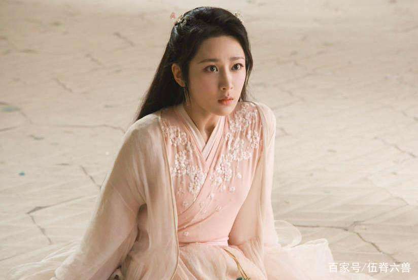 首登春晚搭档闫妮周一围，一直被嘲“路人”的她为何资源这么好？_百科TA说