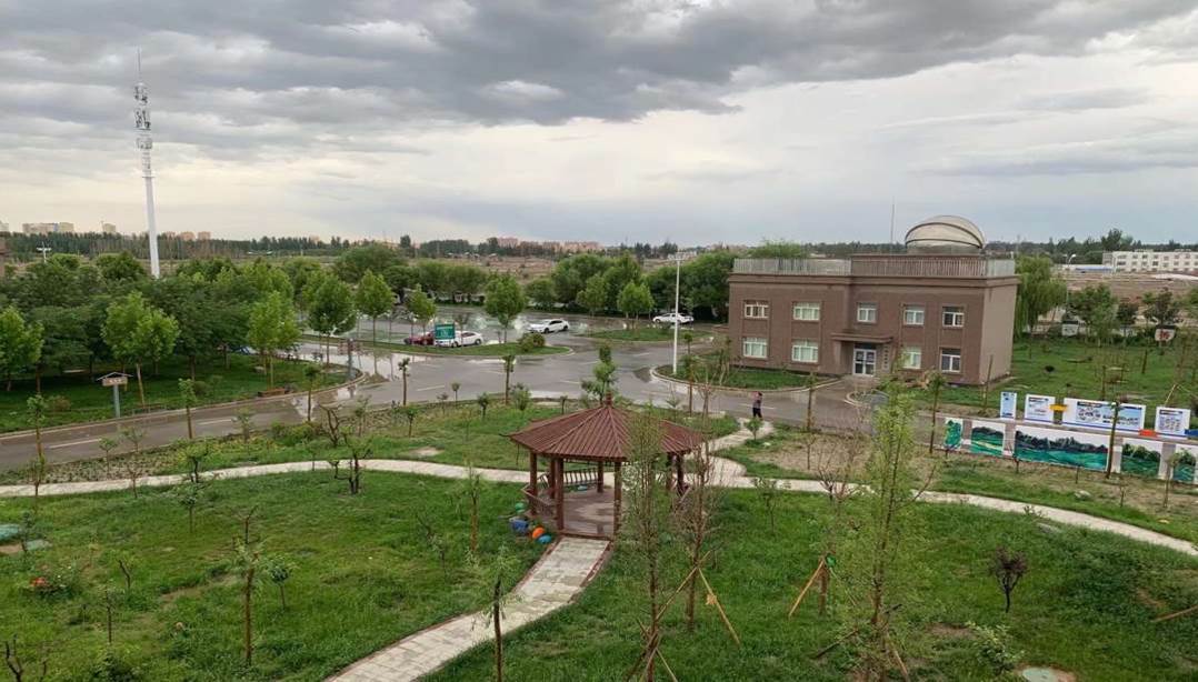 阿克苏市高级中学)创建于2013年,属杭州援建阿克苏市的一所公立高中