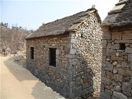  p>李家石屋村,因村内立石为屋而得名,是山东省临沂市平邑县柏林镇