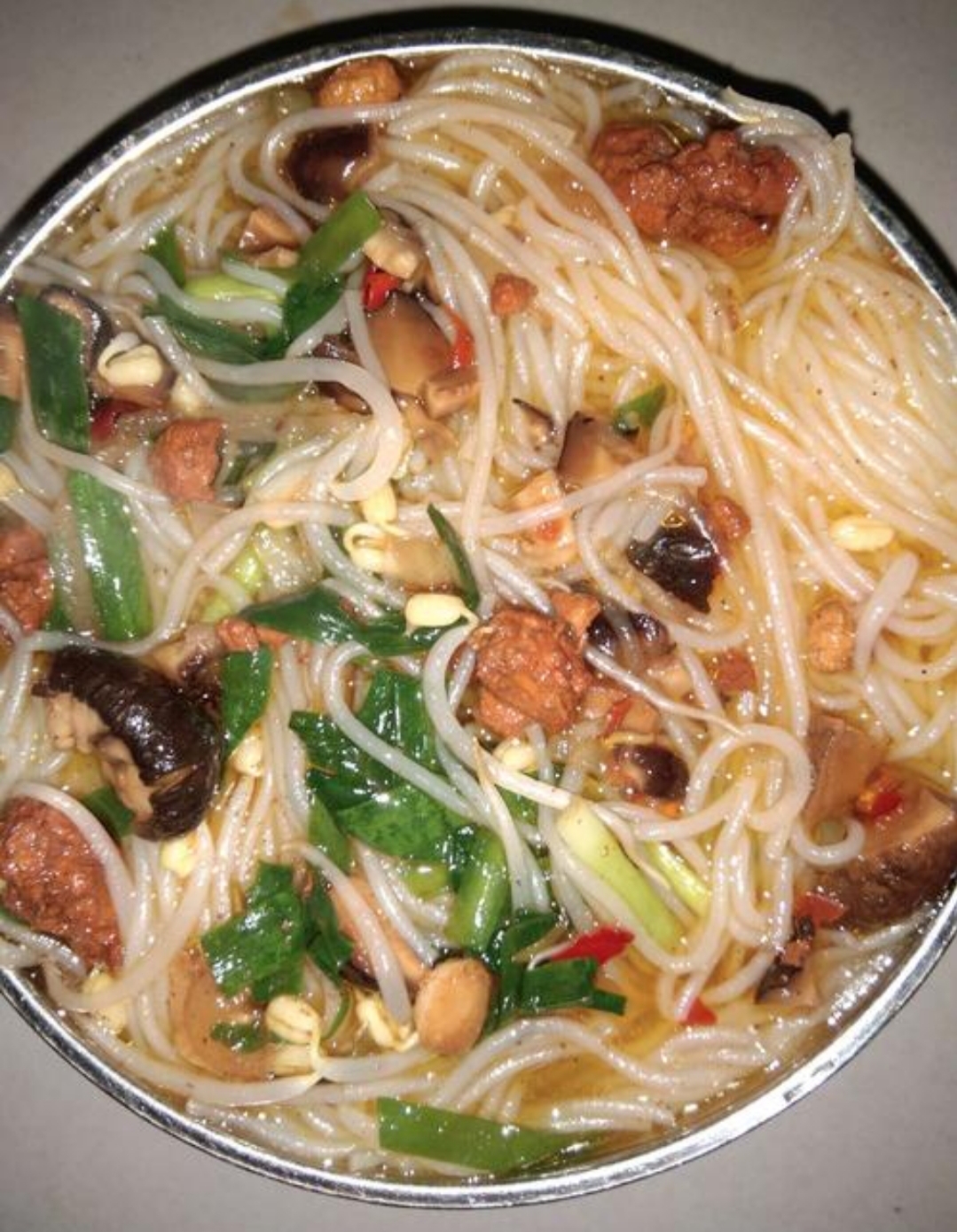 香菇鸡肉酱米线