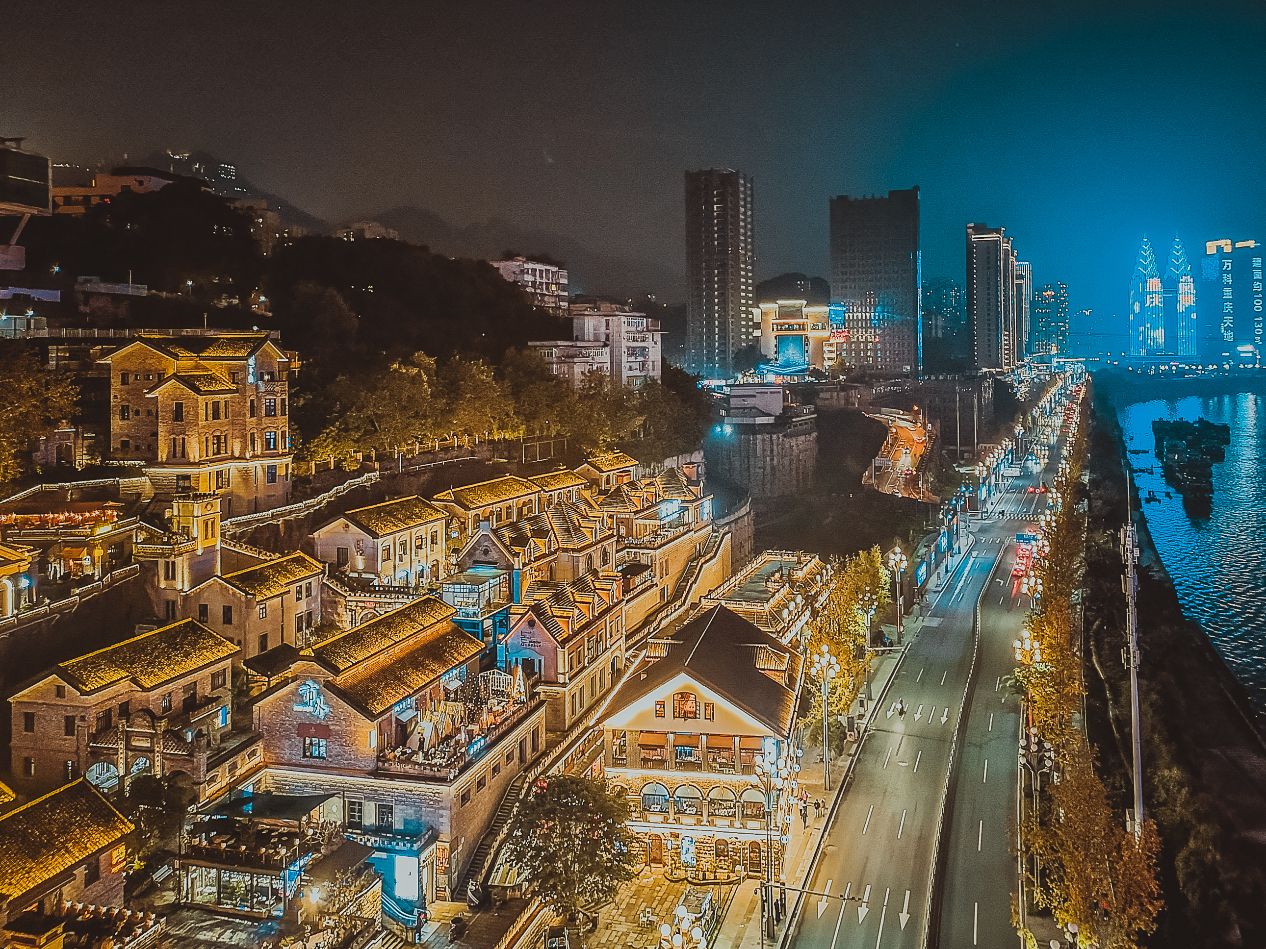  p>龙门浩老街地处重庆主城核心区域——南滨路中段,占地三百余亩,共