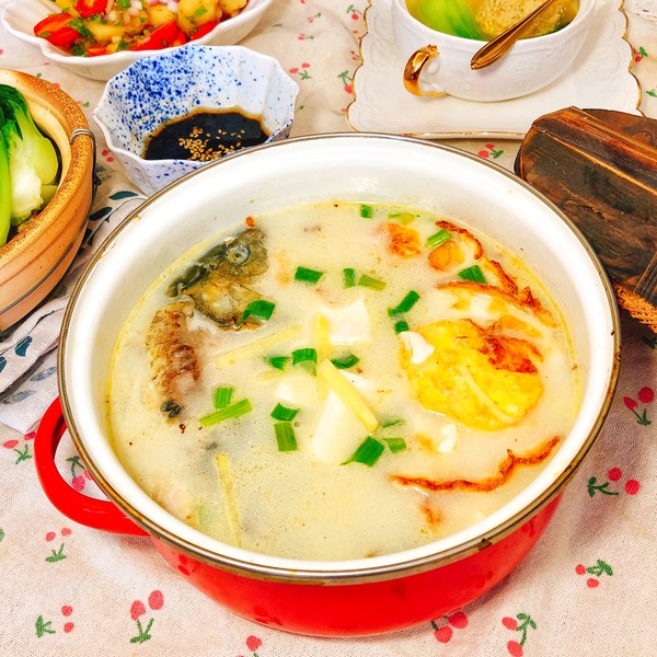  p>荷包蛋滚鲫鱼汤是一道菜肴,主要食材是白鲫鱼和鸡蛋. /p>