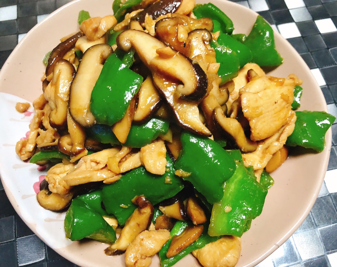  p>青椒炒香菇属于家常菜谱,主料是青椒或甜椒,蘑菇,口味是咸,工艺是