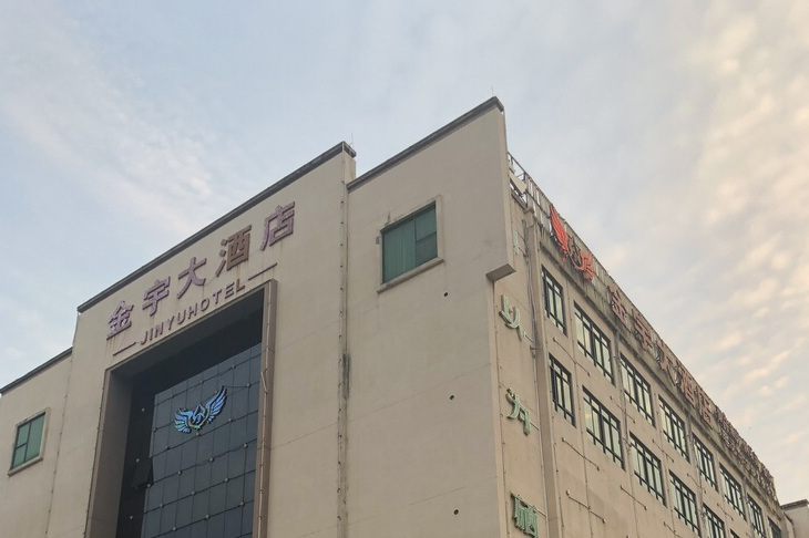 多位刁某的朋友向媒体表示,坠江前,刁某曾在金宇大酒店ktv陪酒并遭