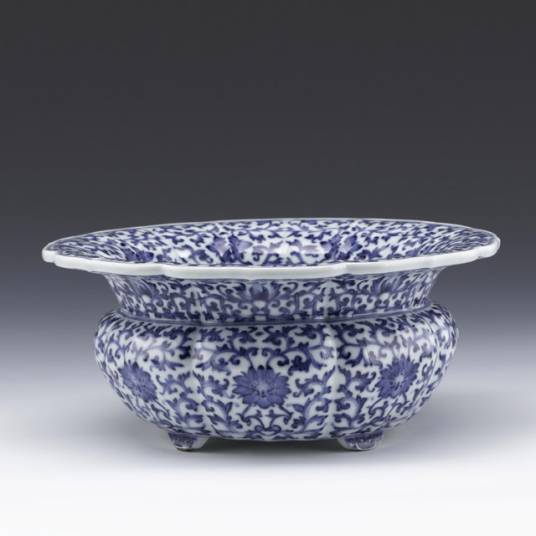 中国美術 青花 纏枝蓮花紋 花盆 盆盤 景徳鎮製 款 N813 中国美術 青花 纏枝蓮花紋 花盆 盆盤 景徳鎮製 款 N813 青花缠枝莲纹盘