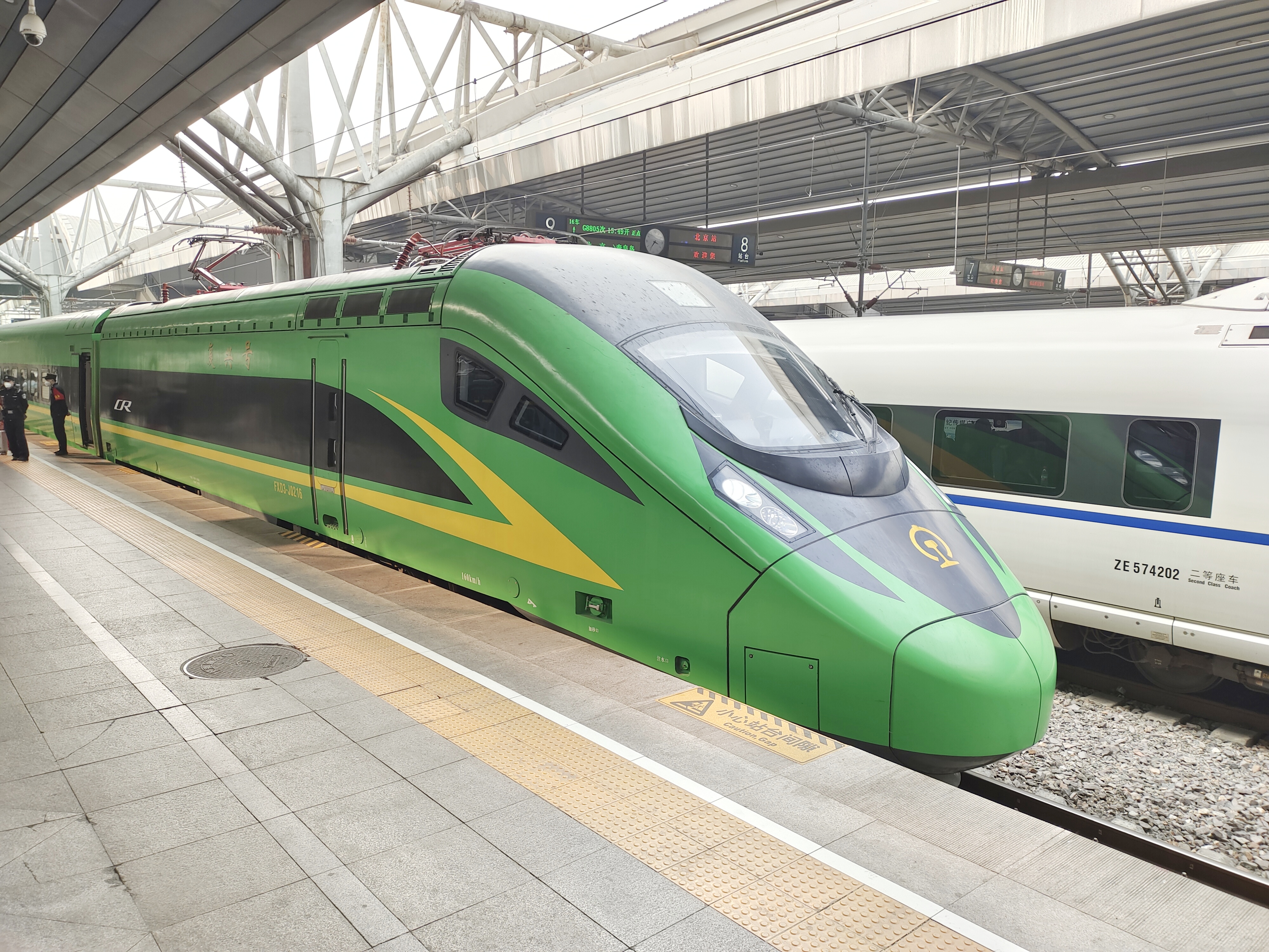 又称"动车组列车",中国内地新兴的交通术语,为现代火车的一种类型