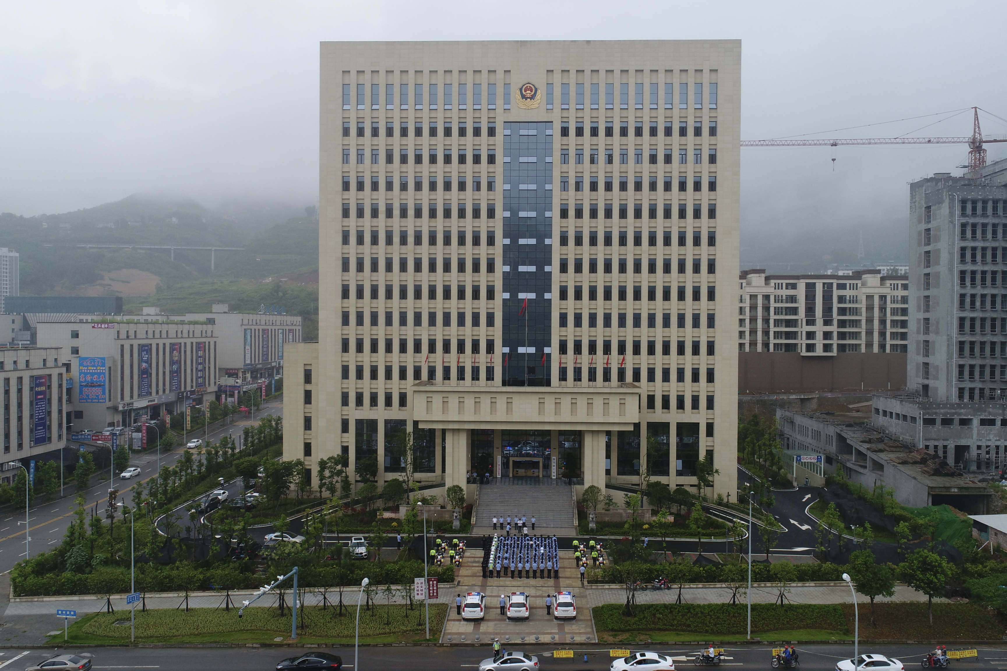 20个,公安派出所33个,监管机构3个,森林警察大队1个和消防大队1个)