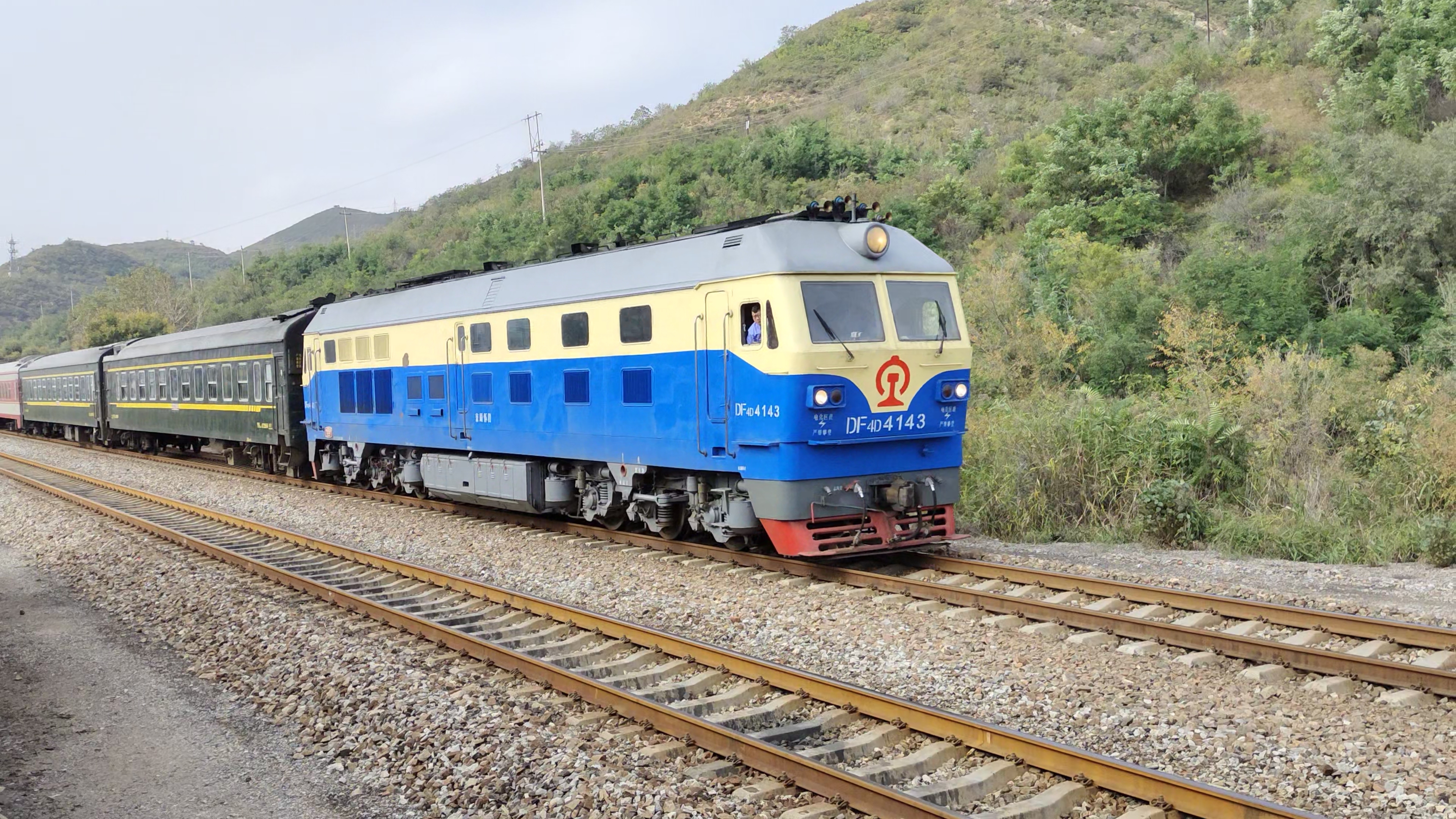 东风4d型内燃机车