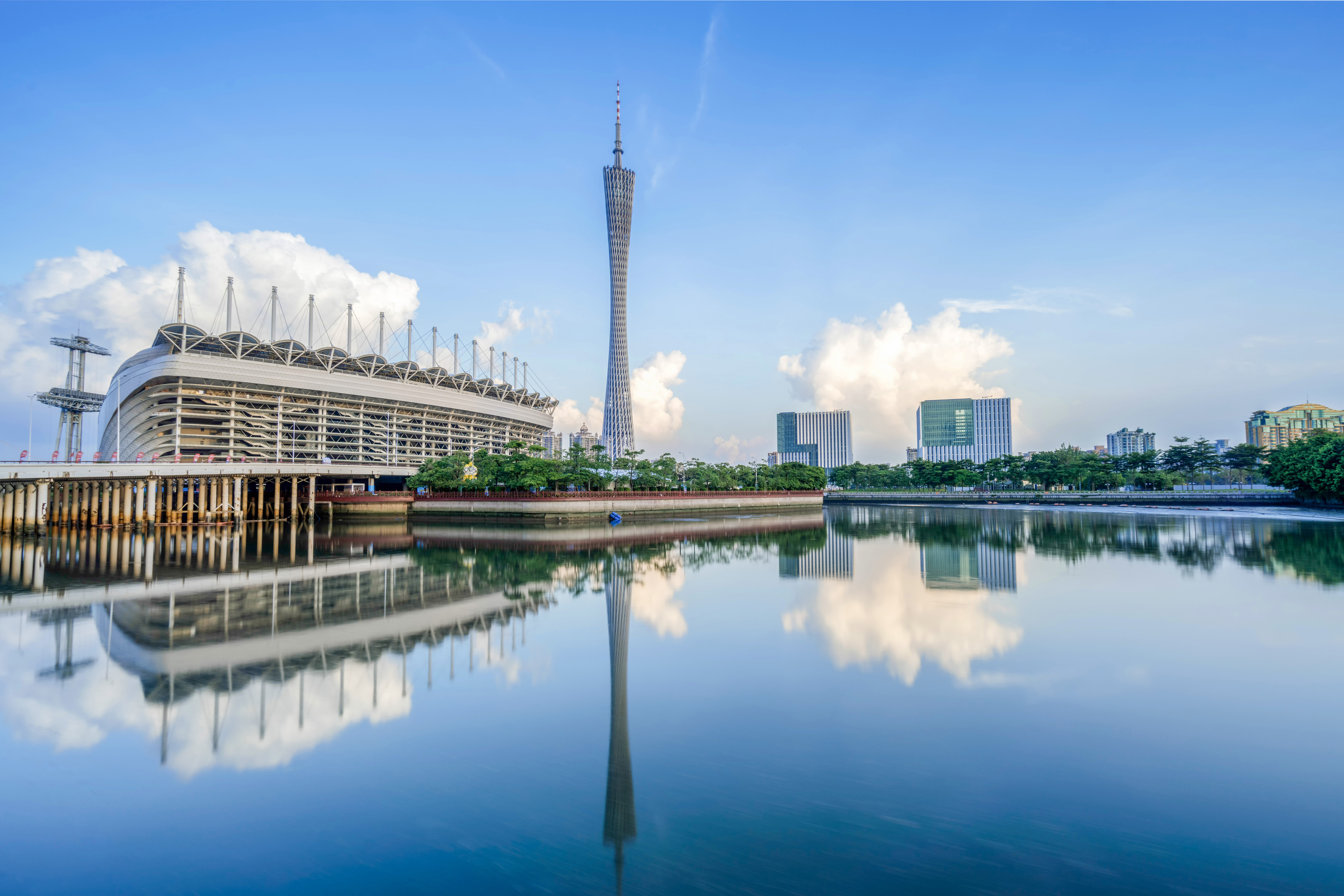 登船临风,可欣赏到 a target="_blank" href="/item/广州塔/1951402"