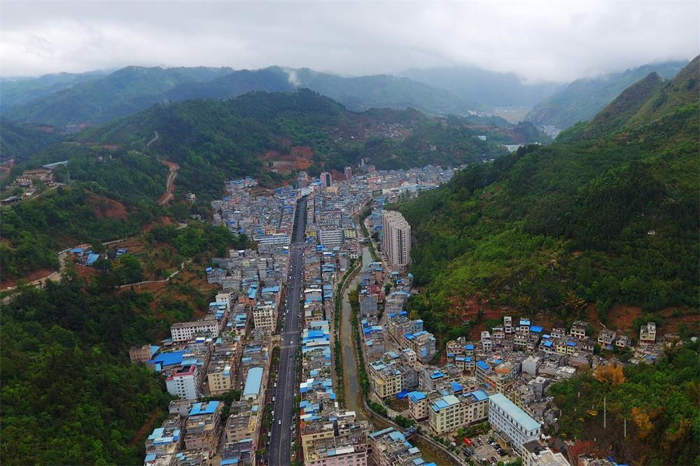  p>那坡县,隶属广西壮族自治区百色市,位于广西壮族自治区西南部,地跨