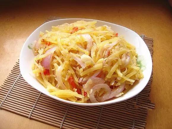 丝,是一道美食,主要制作材料有 a target="_blank" href="/item/洋葱