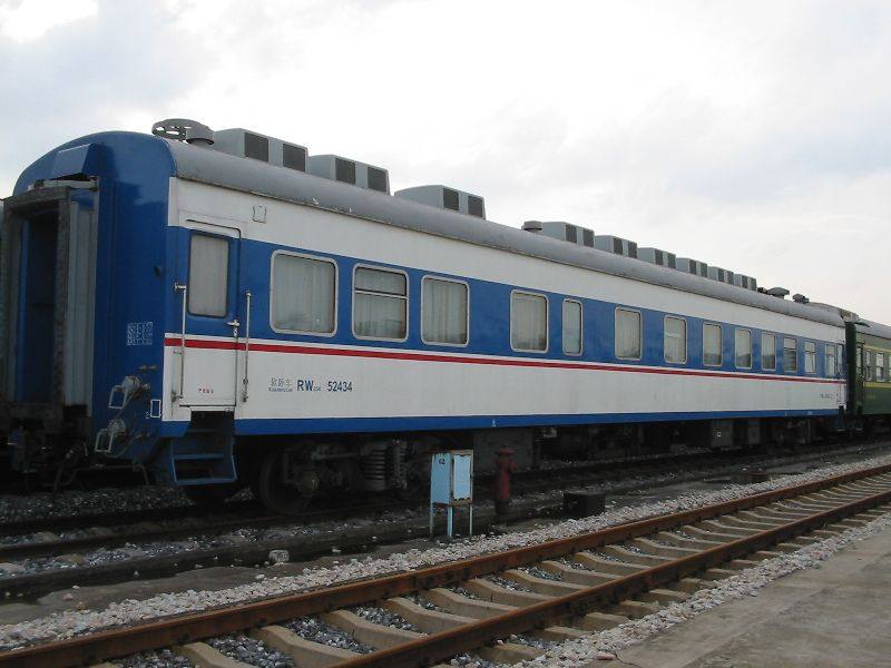 蓝色涂装的中国铁路客运列车