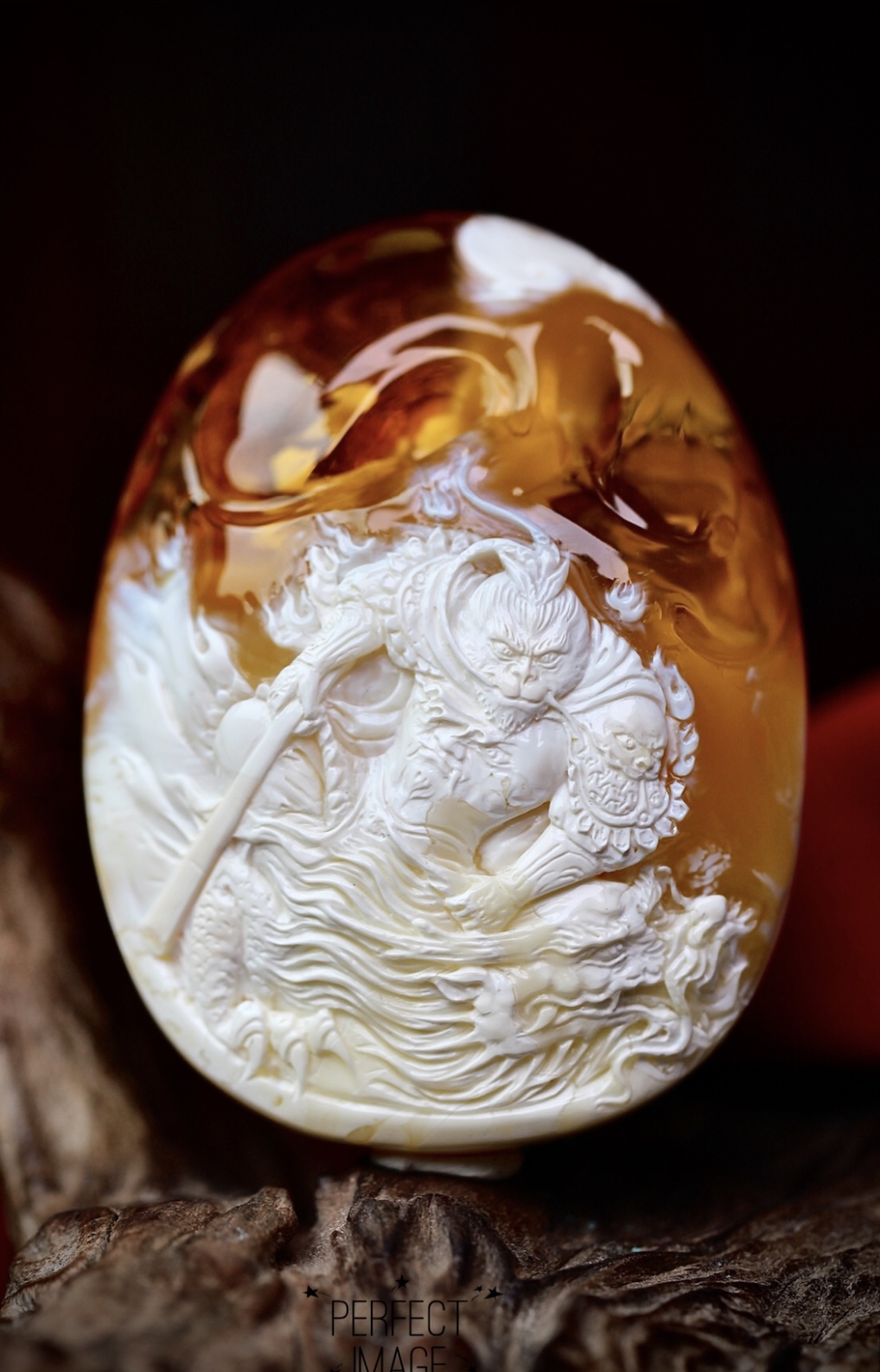  /p> p>中国琥珀雕刻家,设计师,李卫琥珀工作室创办人.