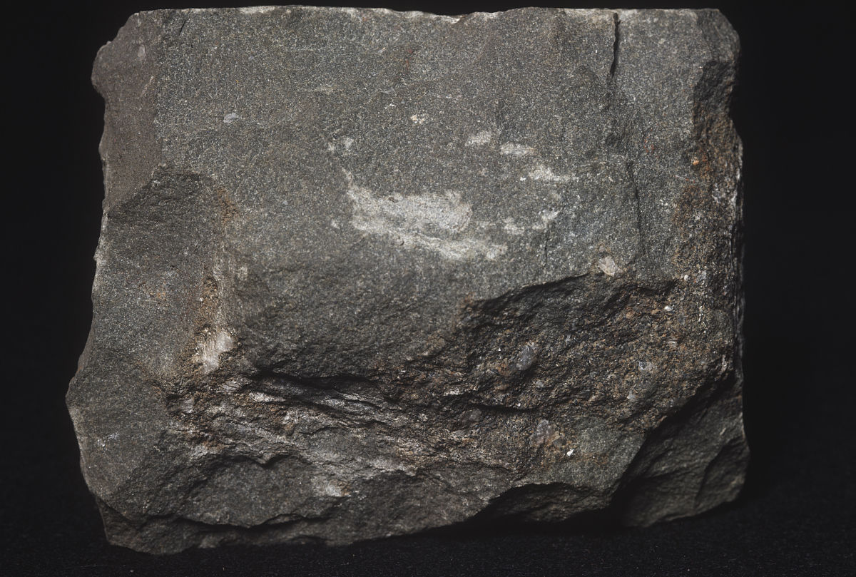  p>基本上由白榴石,单斜辉石和数量不等的橄榄石组成的火山岩,属副长