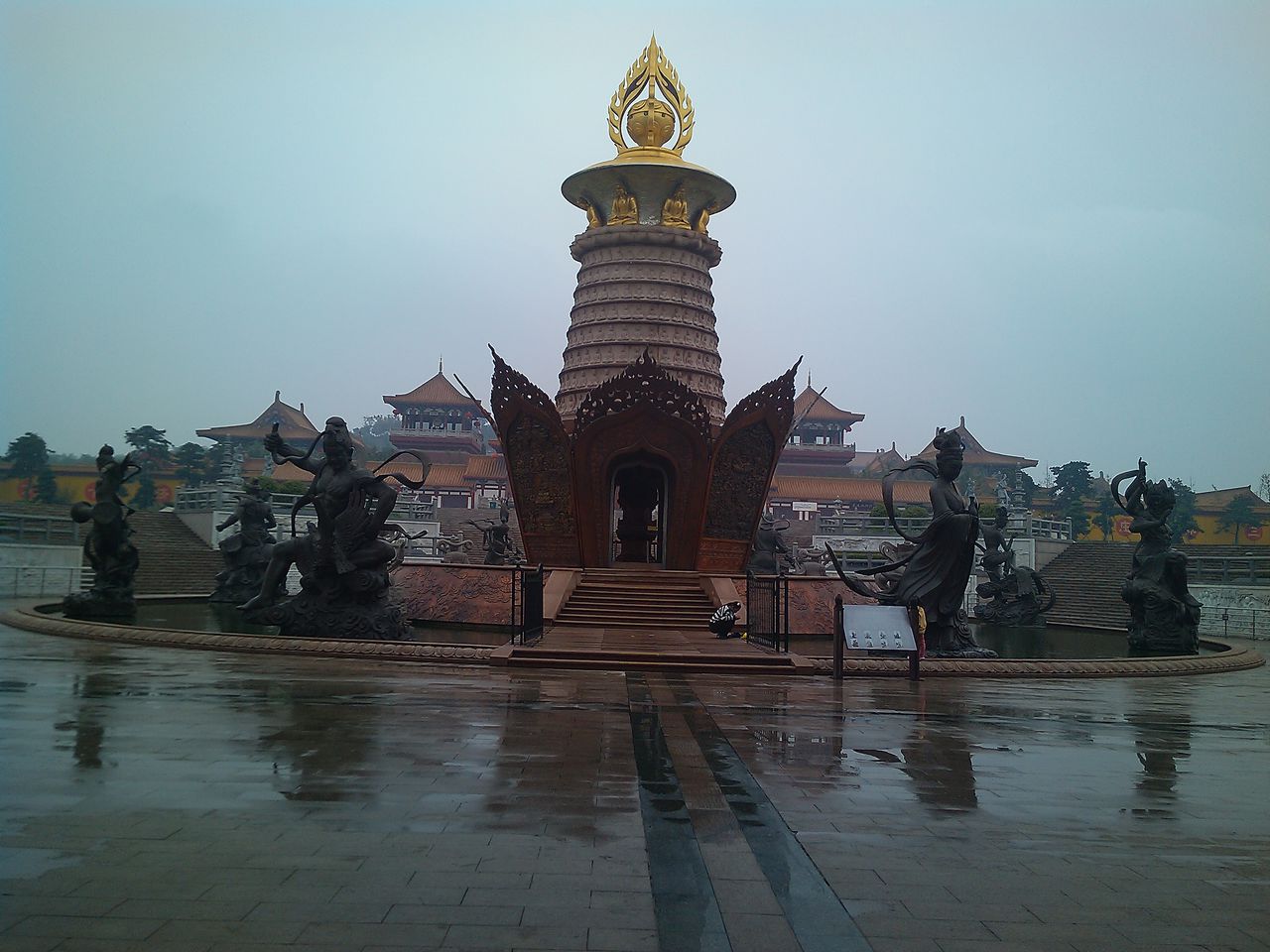 法显在彭城(今江苏徐州)羁旅"一冬一夏",按龙华图修建了龙华寺