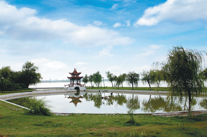  p></p></a>淮北东湖湿地公园位于淮北市东部,距离市中心大约有5公里【在市区