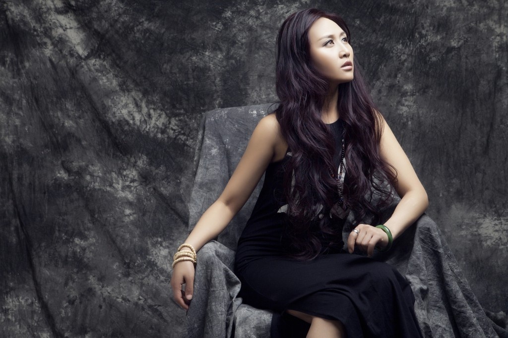 《爱在思金拉措》是藏族歌手央金兰泽演唱