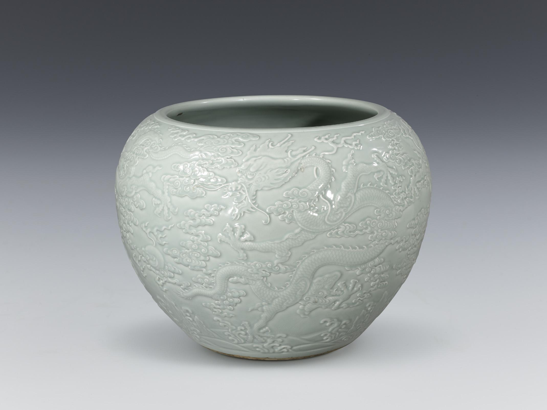 清雍正景德镇窑青釉堆花云龙纹大缸