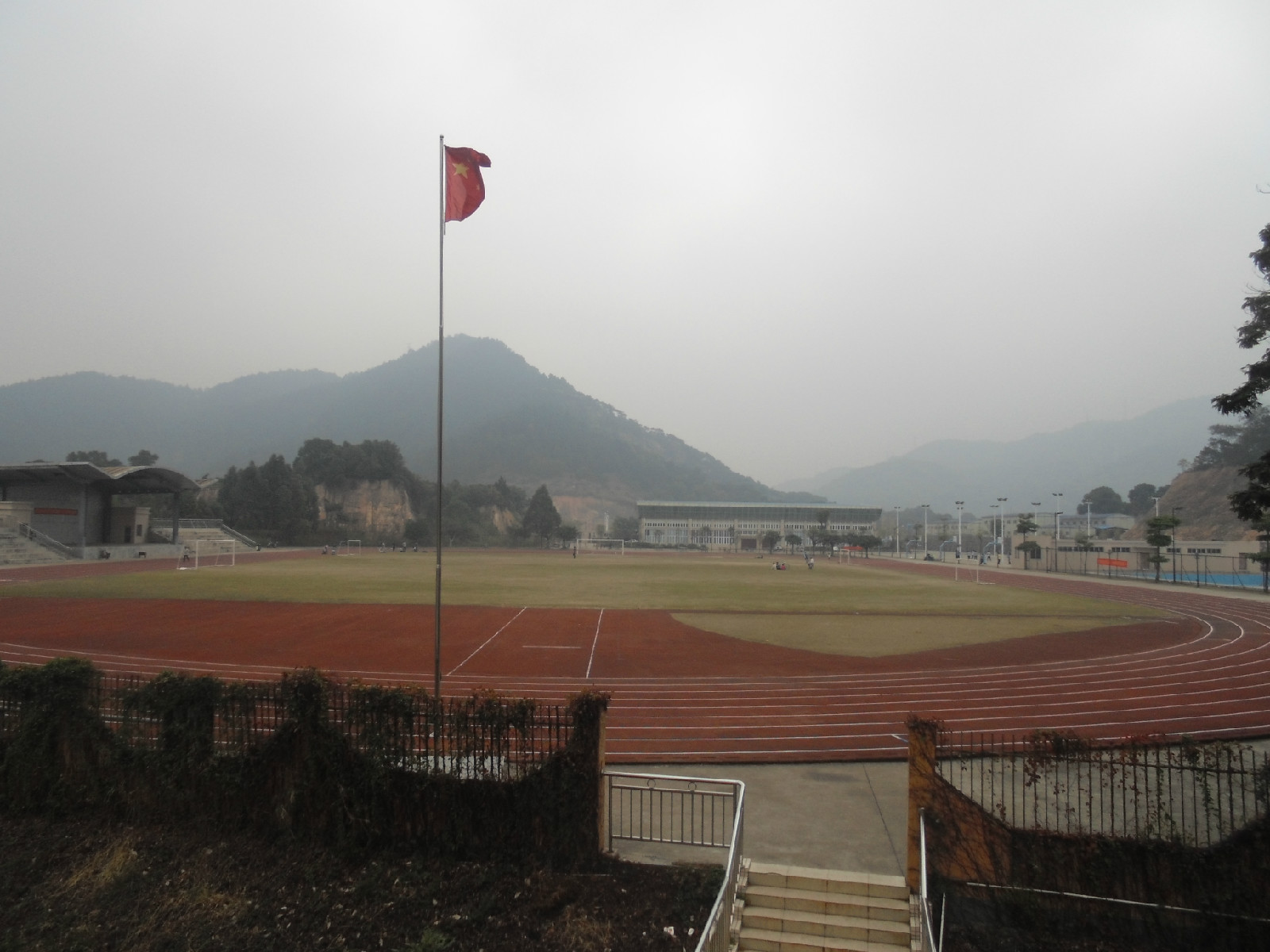 target="_blank" href="/item/中山市">中山市良都中学位于人杰