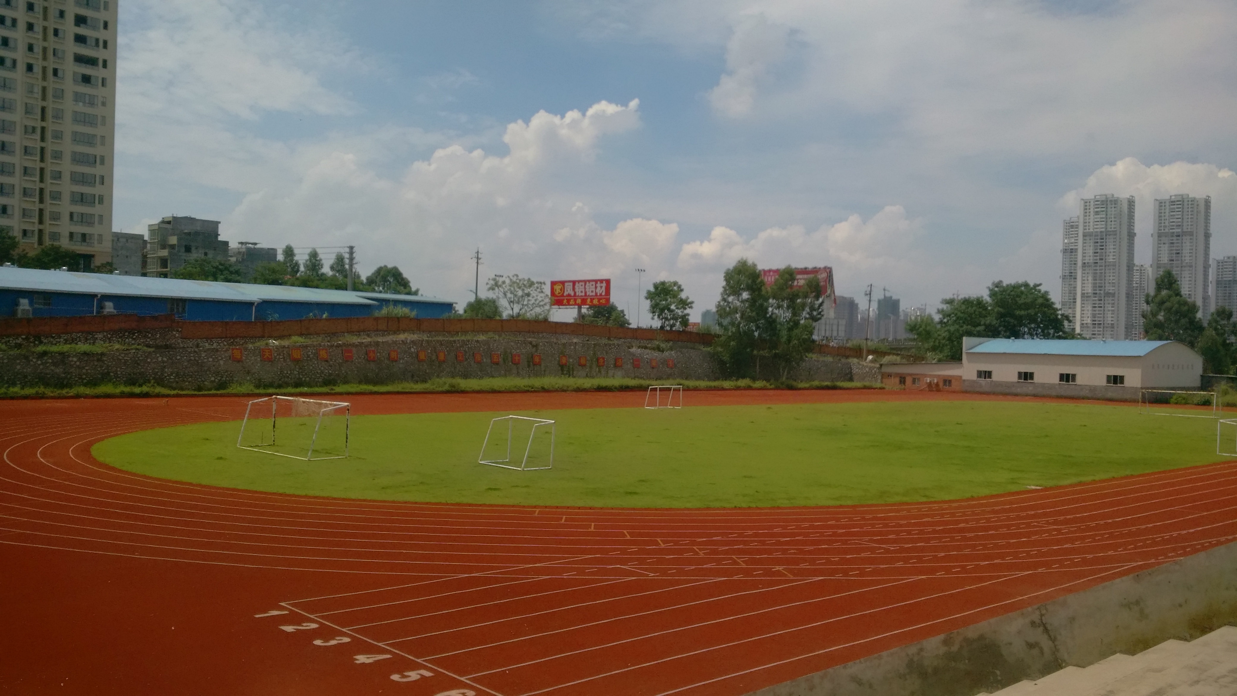 2009年改制为普通高中,校名定为现校名,2014年7月与来宾市民中高中部