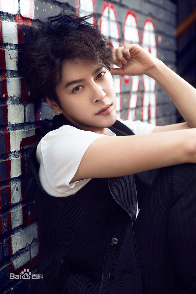 原名徐垚,1983年4月17日出生于山东省济南市,中国内地男演员,毕业于 a
