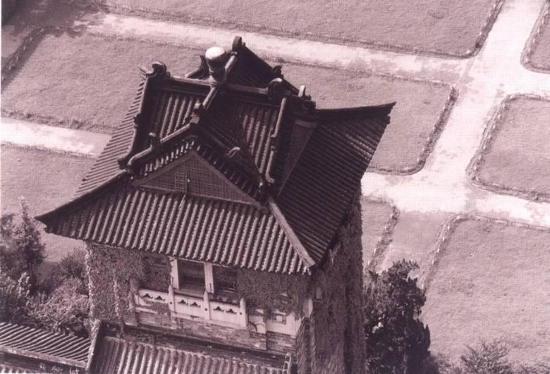 十字脊顶是由两个屋顶九十度垂直相交而成,可以是 a target="_blank"